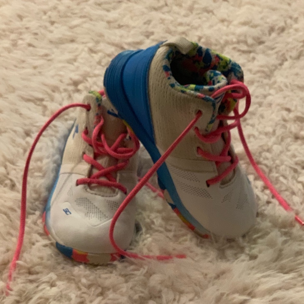 Steph Curry’s - Picture 4 of 6